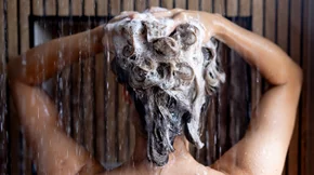 Το Νο1 λάθος που κάνουν οι περισσότερες γυναίκες στο λούσιμο των μαλλιών