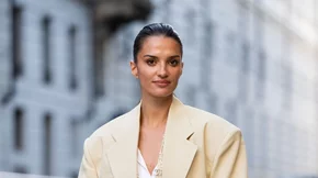 Κι όμως, αυτή η κίνηση μπορεί να κάνει την επιδερμίδα σου πιο λεία και πιο φωτεινή