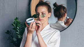 Είναι η καφεΐνη στα προϊόντα περιποίησης η θαυματουργή λύση ενάντια στην αντιγήρανση;