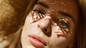 Πώς να μειώσω τις ρυτίδες και τις καφέ κηλίδες; Φυσικά συστατικά που τις καταπολεμούν