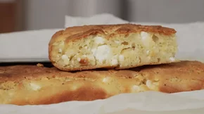 Φτιάξε με 3 βήματα την πιο γευστική τυρόπιτα - χωρίς φύλλο, με γιαούρτι