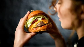 Η κακή διατροφή μπορεί να προσθέσει χρόνια στην εμφάνισή σου από τα 25 – Δες πώς!