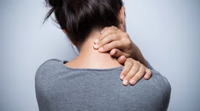 Πόνος σε αυχένα και πλάτη: Πώς να τον ανακουφίσεις με ένα μπουκάλι νερό