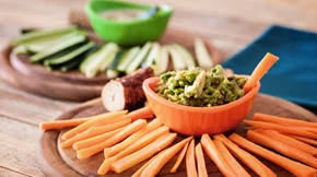 5 ιδέες για αλείμματα που συνοδεύουν τέλεια στικς λαχανικών και κριτσίνια