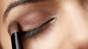 Έχεις καστανά μάτια; Δες ποια είναι τα χρώματα σκιών που σου ταιριάζουν άψογα