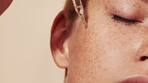 6 παράγοντες που πρέπει να προσέξεις αν κάνεις απολέπιση με AHAs και BHAs