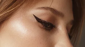 Aυτό το περλέ eyeliner από τα Zara κοστίζει μόνο 10 ευρώ και μπορεί να κάνει κάθε beauty look ανάρπαστο