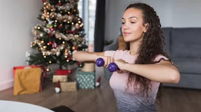 Κάψε τα κιλά των γιορτών με αυτό το 30λεπτο workout στο σπίτι