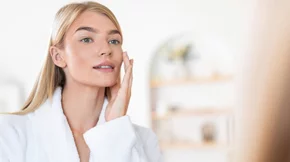 Απολέπιση προσώπου: Το απαραίτητο βήμα σε κάθε skincare ρουτίνα για επιδερμίδα που δείχνει νεότερη