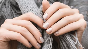 Χειμώνας 2022: Τα 5 δημοφιλέστερα χρώματα για κοντά νύχια