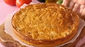 Καλοκαιρινή ντοματόπιτα για να μοσχοβολήσει το σπίτι: Με φέτα, χωρίς φύλλο