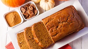 Μια εύκολη συνταγή για ένα υγιεινό κέικ με κολοκύθα, καρύδια και πετιμέζι