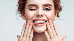 Oύλα που ματώνουν, νύχια που σπάνε, άτονα μαλλιά: Ποια βιταμίνη σου λείπει για κάθε σύμπτωμα