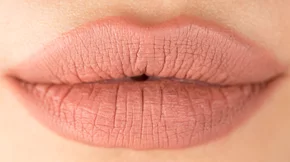 Πώς να κάνεις το overlining να φαίνεται πολύ φυσικό στα χείλη σου