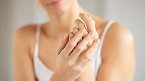 Πρησμένα δάχτυλα από ζέστη; 5 αποτελεσματικοί τρόποι για να ανακουφιστείς άμεσα!