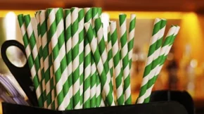 Πόσο επικίνδυνα είναι τα χάρτινα και μπαμπού καλαμάκια: Τι είναι τα "παντοτινά" χημικά που περιέχουν