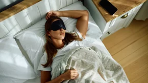 Το βραδινό trick των 60’’ που χαλαρώνει πρόσωπο και σώμα και σε βοηθά να ξυπνάς πιο φρέσκια