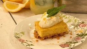 Δροσερή και ελαφριά λεμονόπιτα που συνδυάζεται τέλεια με παγωτό