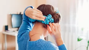 Μπούκλες χωρίς θερμότητα: Οι αγαπημένοι μας τρόποι για heatless curls