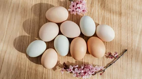 Πώς να βάψεις τα πασχαλινά αυγά με 2 φυσικά υλικά - Χωρίς χρώμα και χημικά
