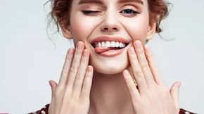 Το πανέξυπνο trick μακιγιάζ για να δείξεις φρέσκια και νεότερη στην στιγμή