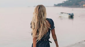 Χωρίς πιστολάκι: 6 φυσικοί τρόποι για πλούσιο όγκο στα μαλλιά χωρίς θερμότητα