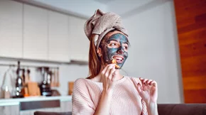 Απολέπιση προσώπου: Κάθε πότε να κάνεις και το σούπερ diy scrub με βρόμη και λεμόνι