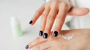 Θες να μακρύνεις τα νύχια σου αλλά σπάνε συνεχώς; Ακολoύθησε απλά αυτά τα steps