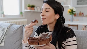 Ο πραγματικός λόγος που λαχταράς γλυκό μετά το μεσημεριανό