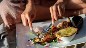 Τι να τρως πριν και κατά την περίοδο για να νιώθεις καλύτερα;