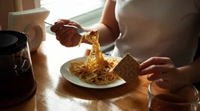 Μακαρόνια με ψωμί: Τελικά παχαίνει αυτός ο συνδυασμός υδατανθράκων;