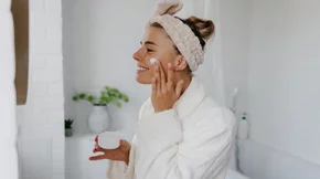 10 χρόνια νεότερη: 3 χρυσές συνήθειες που θα σε κάνουν να το πετύχεις