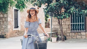 5 φορέματα που θα κάνουν τις ημέρες του καύσωνα πιο εύκολες