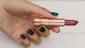 5 κραγιόν που μεταμορφώνονται σε πλούσια και λαμπερά lip oils