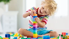 Γιατί τα παιδιά είναι πιο ευτυχισμένα με λιγότερα παιχνίδια;