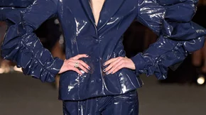 Αυτό είναι το αγαπημένο χρώμα των σχεδιαστών για τα νύχια μας, σύμφωνα με τη NYFW