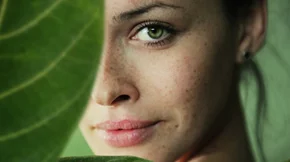 Τέλος στις ρυτίδες: Το μεταλλικό στοιχείο που κάνει θαύματα σε δέρμα, μαλλιά και νύχια