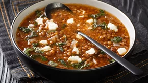 Φακές με φέτα: "Ρίχνει" το ασβέστιο την απορρόφηση σιδήρου; - Τι λέει η διατροφολόγος