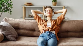 Σου κάνει καλό ο πολύς ελεύθερος χρόνος τελικά; Η απάντηση έρευνας (που θα σε εκπλήξει)