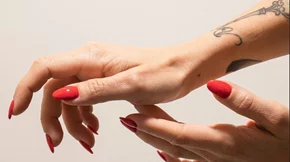 Red Nail Theory: Γιατί τα κόκκινα νύχια τραβάνε βλέμματα (τι λέει η ψυχολογία)