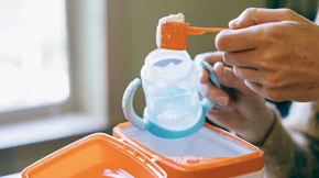 Γάλα φόρμουλα: 'Περιττό και διατροφικά ελλιπές' σύμφωνα με τους ειδικούς