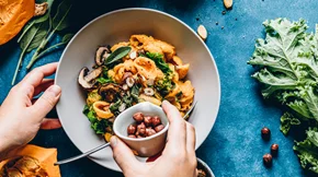 Vegan διατροφή: Με τι να αντικαταστήσεις το κρέας, το αβγό, τα γαλακτοκομικά