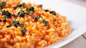 Ριζότο σαν γεμιστά: Η πιο γρήγορη συνταγή στο τηγάνι για το καλοκαίρι