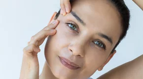 5 αποτελεσματικοί τρόποι να μειώσεις τις ρυτίδες έκφρασης