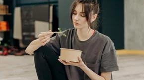 Γιατί το φαγητό μας πρέπει να διαρκεί τουλάχιστον 20 λεπτά - Τι συμβαίνει όταν τρώμε γρήγορα