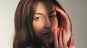 Eλκυστικότητα: Το "κόλπο των 3 δευτερολέπτων" σε κάνει πιο γοητευτική άμεσα