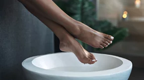 Πώς να απαλλαχθείς από τις σκασμένες φτέρνες μια για πάντα