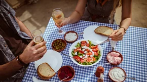 Τι να κάνεις αν πάθεις δηλητηρίαση στις διακοπές και πώς θα την αντιμετωπίσεις;