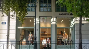 Lacoste: Νέα boutique στο εμβληματικό Μέγαρο Αρσακείου