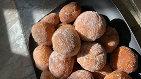 Ντόνατ φούρνου: Η λαχταριστή συνταγή για γλυκά και αλμυρά ντόνατ στο ταψί